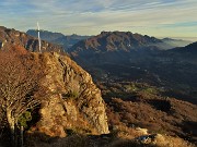 72 Il cocuzzolo roccioso con la croce baciato dal sole che volge al tramonto